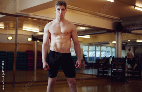 Photo: Homme caucasien tose nu musclé Homme caucasien tose nu musclé