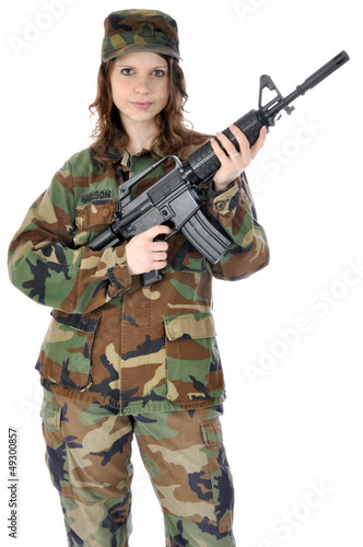 Photo: Junge Frau in Armee-Uniform mit Gewehr Junge Frau in Armee-Uniform mit Gewehr