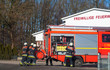 Feuerwehr mit Einsatzfahrzeug bei einer Übung