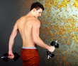 Photo: Junger Mann beim Hanteltraining Junger Mann beim Hanteltraining