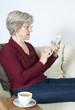 Seniorin mit Tablet PC