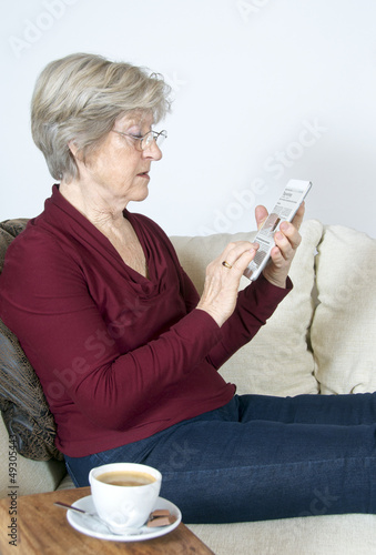 Photo: Seniorin mit Tablet PC Seniorin mit Tablet PC