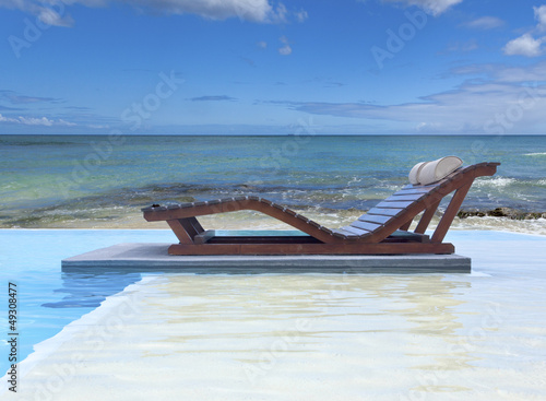 Photo: piscine à débordement au bord du lagon piscine à débordement au bord du lagon