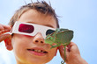 Kind sieht mit 3D-Brille
