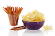 chips und salzstangen auf weissem hintergrund