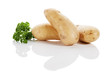 kartoffeln mit petersilie auf weissem hintergrund