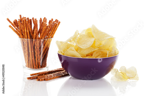 Photo: chips und salzstangen auf weissem hintergrund chips und salzstangen auf weissem hintergrund
