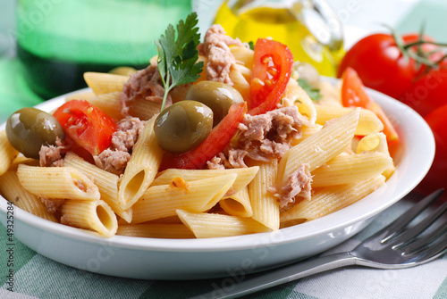 Photo: penne al tonno con pomodoro a pezzi e olive verdi penne al tonno con pomodoro a pezzi e olive verdi