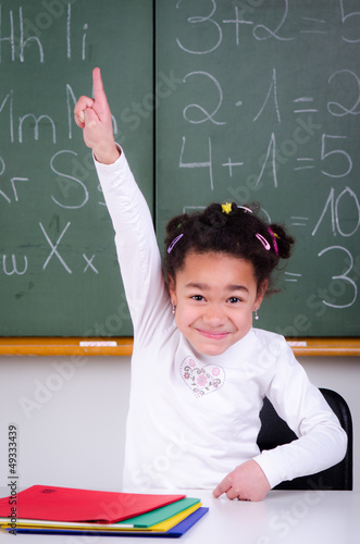 Photo: motiviertes schulkind meldet sich motiviertes schulkind meldet sich
