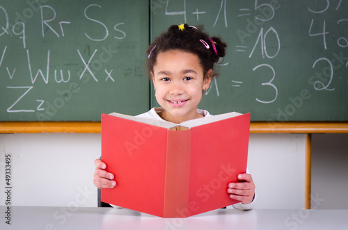 Photo: schulkind liest ein buch schulkind liest ein buch