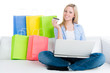 studentin auf shoppingtour am laptop