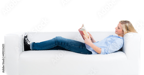 Photo: junge frau recherchiert in einem buch junge frau recherchiert in einem buch
