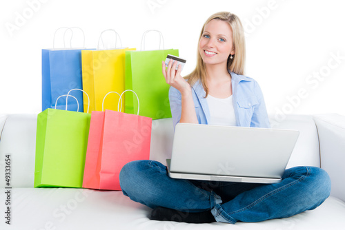 Photo: studentin auf shoppingtour am laptop studentin auf shoppingtour am laptop
