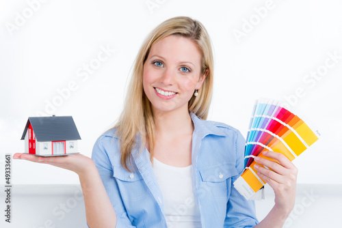 Photo: junge frau plant einen hausanstrich junge frau plant einen hausanstrich