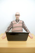 Staunender Nerd am Laptop