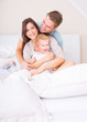 familie im bett