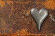 Foto: Metal heart on grunge background Metal heart on grunge background