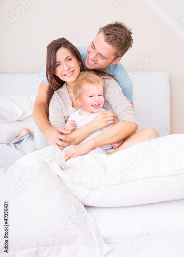 Photo: familie im bett familie im bett