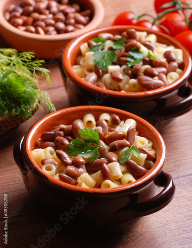 Photo: pasta e fagioli in ciotola di terracotta pasta e fagioli in ciotola di terracotta