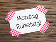 Klebestreifen Zettel auf Holz MONTAG RUHETAG!