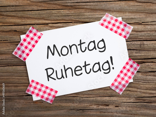Photo: Klebestreifen Zettel auf Holz MONTAG RUHETAG! Klebestreifen Zettel auf Holz MONTAG RUHETAG!