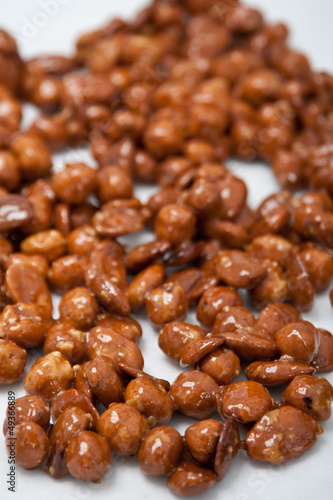 Photo: nocciole e mandorle caramellate nocciole e mandorle caramellate
