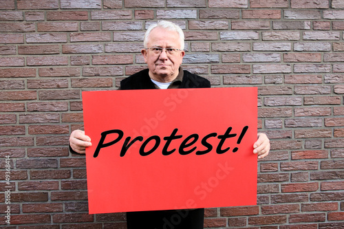 Photo: protestierender senior protestierender senior