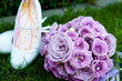lila rosen bouquet weisse brautschuhe dekoration