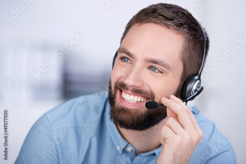 Photo: lächelnder kundenbetreuer mit headset lächelnder kundenbetreuer mit headset