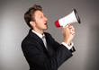 Mann schreit ins Megaphone
