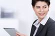 geschäftsfrau hält tablet in der hand