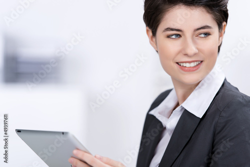 Photo: geschäftsfrau hält tablet in der hand geschäftsfrau hält tablet in der hand