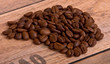 Kaffeebohnen auf Holz
