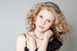 Foto: Young blonde girl posing in studio Young blonde girl posing in studio
