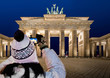 Touristin fotografiert das Brandenburger Tor