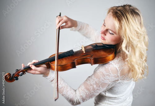 Photo: Schöne Frau spielt Geige Schöne Frau spielt Geige