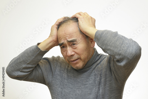 Photo: 頭を抱えている男性 頭を抱えている男性