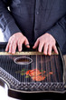 Gitarrenzither wird bespielt