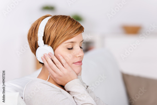 Photo: frau hört musik mit geschlossenen augen frau hört musik mit geschlossenen augen
