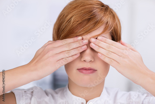 Photo: frau hält sich die augen zu frau hält sich die augen zu