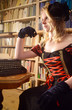 Frau im historischen Kleid an Schreibmaschine