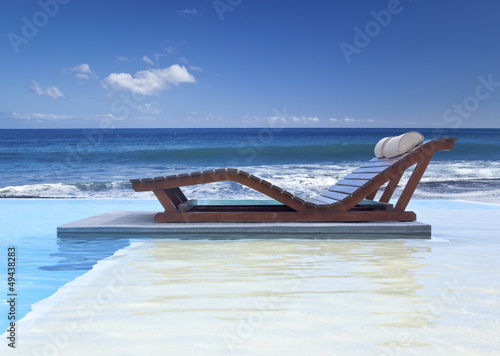 Photo: piscine à débordement au bord de l'océan piscine à débordement au bord de l'océan