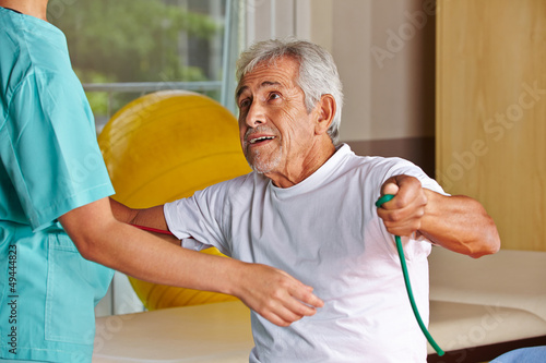 Photo: Senior beim Rehasport mit Krankenschwester Senior beim Rehasport mit Krankenschwester
