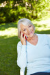 Seniorin telefoniert mit Smartphone