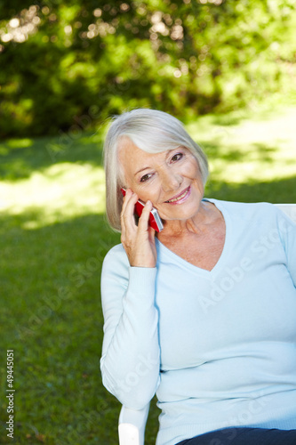 Photo: Seniorin telefoniert mit Smartphone Seniorin telefoniert mit Smartphone