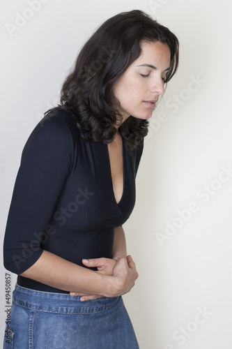 Photo: Frau mit Bauchschmerzen Frau mit Bauchschmerzen