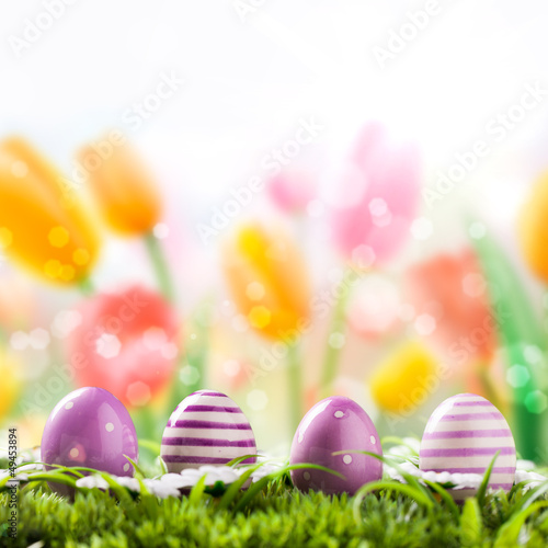 Photo: 4 Ostereier vor Frühlingshintergrund 4 Ostereier vor Frühlingshintergrund
