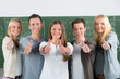 Photo: schülerteam zeigt motiviert daumen hoch schülerteam zeigt motiviert daumen hoch