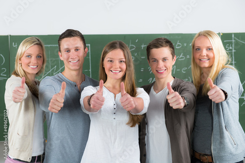 Photo: schülerteam zeigt motiviert daumen hoch schülerteam zeigt motiviert daumen hoch