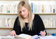 junge studentin recherchiert in bibliothek